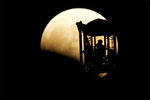 Мужчина и женщина смотрят на Луну с колеса обозрения в Токио