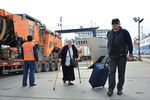 Пассажиры сходят с парома в порту Кавказ