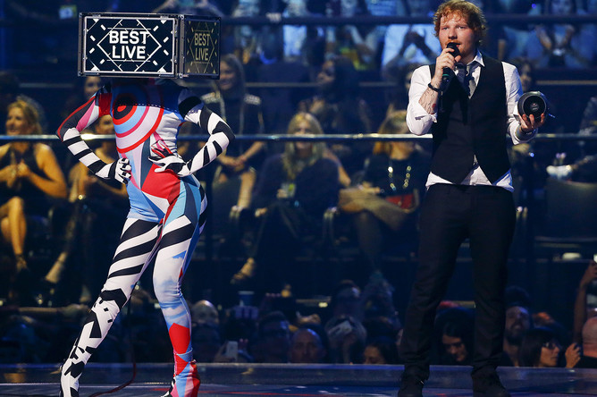 Эд Ширан на церемонии вручения музыкальных премий MTV EMA-2015