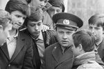 Участковый 36-го отделения милиции беседует с ребятами своего участка, 1985 год