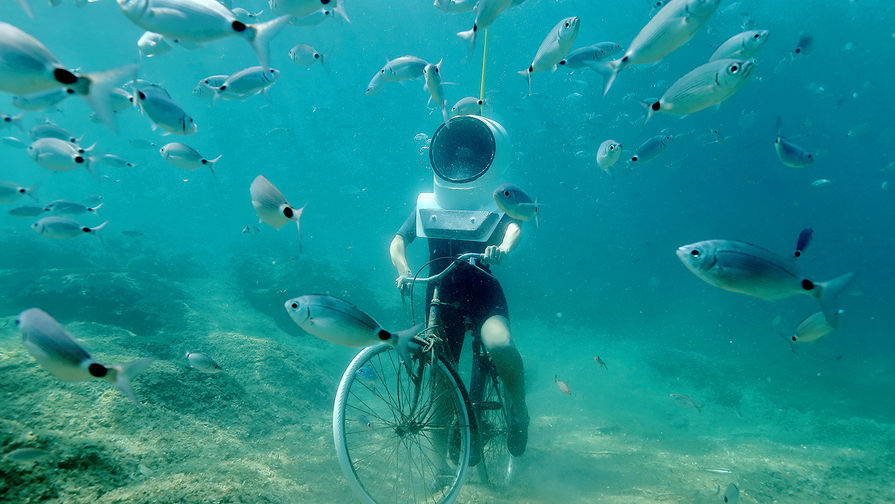Женщина на&nbsp;велосипеде в&nbsp;подводном парке в&nbsp;Пуле, Хорватия, 1&nbsp;августа 2017&nbsp;года