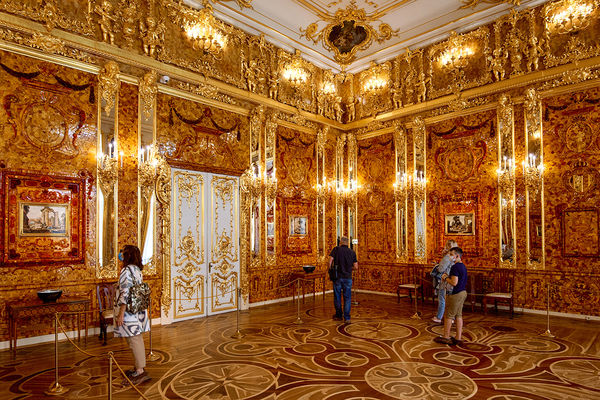 Посетители в Янтарной комнате Екатерининского дворца на территории Царскосельской императорской резиденции «Царское село», 2020 год