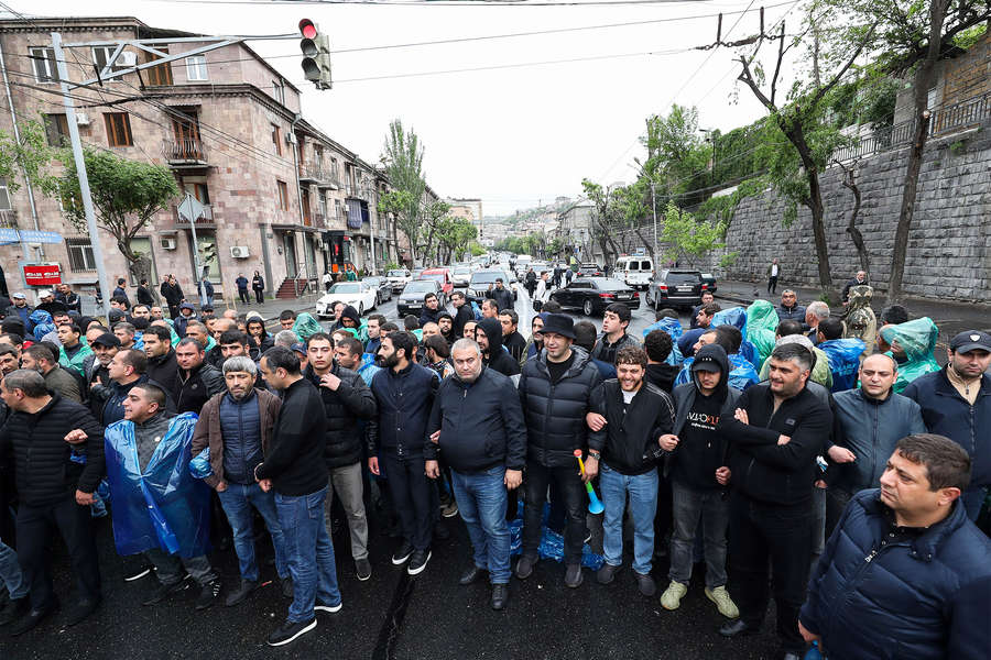 Во время акции протеста в Ереване, 2 мая 2022 года