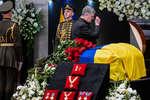Экс-президент Украины Петр Порошенко на прощании с первым президентом Украины Леонидом Кравчуком в Киеве, 17 мая 2022 года