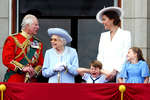 Принц Чарльз, Елизавета II, Кейт Миддлтон, принц Луи и принцесса Шарлотта на балконе Букингемского дворца во время празднования Платинового юбилея королевы — 70-летия со дня ее восшествия на престол, 2 июня 2022 года