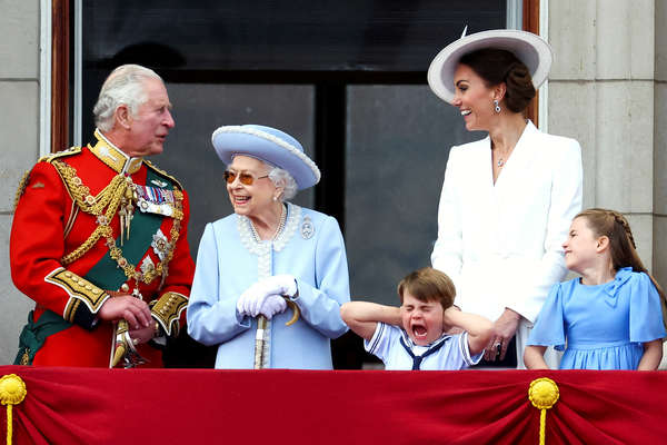 Принц Чарльз, Елизавета II, Кейт Миддлтон, принц Луи и принцесса Шарлотта на&nbsp;балконе Букингемского дворца во время празднования Платинового юбилея королевы, 2022&nbsp;год