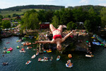 Девушка прыгает в воду во время соревнований по прыжкам в высоту недалеко от деревни Хримездице, Чешская Республика, 5 августа 2022 года