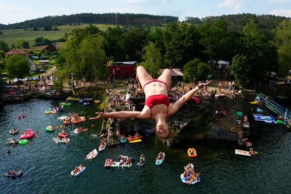 Девушка прыгает в&nbsp;воду во время соревнований по&nbsp;прыжкам в&nbsp;высоту недалеко от деревни Хримездице, Чешская Республика, 5&nbsp;августа 2022&nbsp;года
