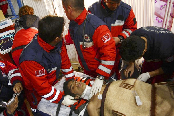 В турецкой провинции Ван из-под завалов извлекли живого 13-летнего подростка