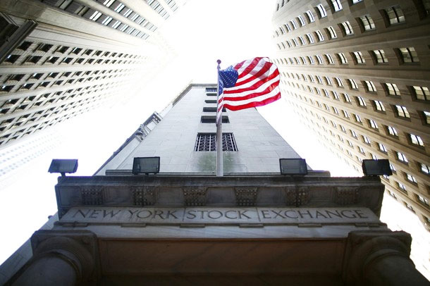 Флаг здании Нью-Йоркской фондовой биржи