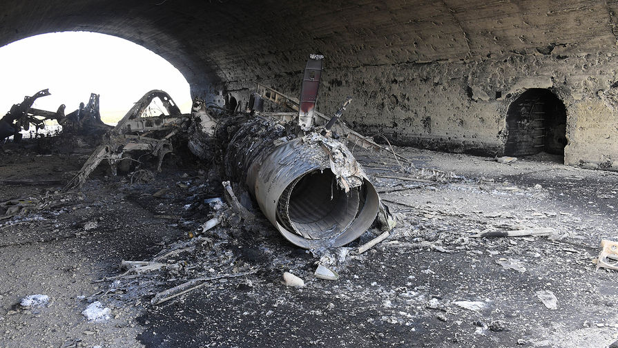 Остов самолета, сгоревшего в&nbsp;результате ракетного удара США по&nbsp;авиабазе в&nbsp;Сирии