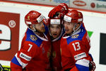 Сборная России по хоккею празднует забитую шайбу в своем завершающем матче на Евротуре
