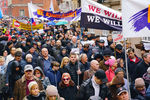 Участники митинга «Марш рассерженных родителей» в знак протеста против принятых законов о переходе образования в средней школе на латышский язык, Рига, 4 апреля 2018 года 