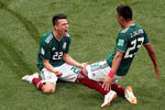 Ирвинг Лосано и Хесус Гальярдо (Мексика) радуются забитому голу во время матча группового этапа между сборными Германии и Мексики на стадионе Лужники в Москве, 17 июня 2018 года