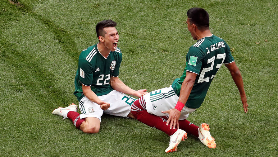 Ирвинг Лосано и Хесус Гальярдо (Мексика) радуются забитому голу во время матча группового этапа между сборными Германии и Мексики на стадионе Лужники в Москве, 17 июня 2018 года