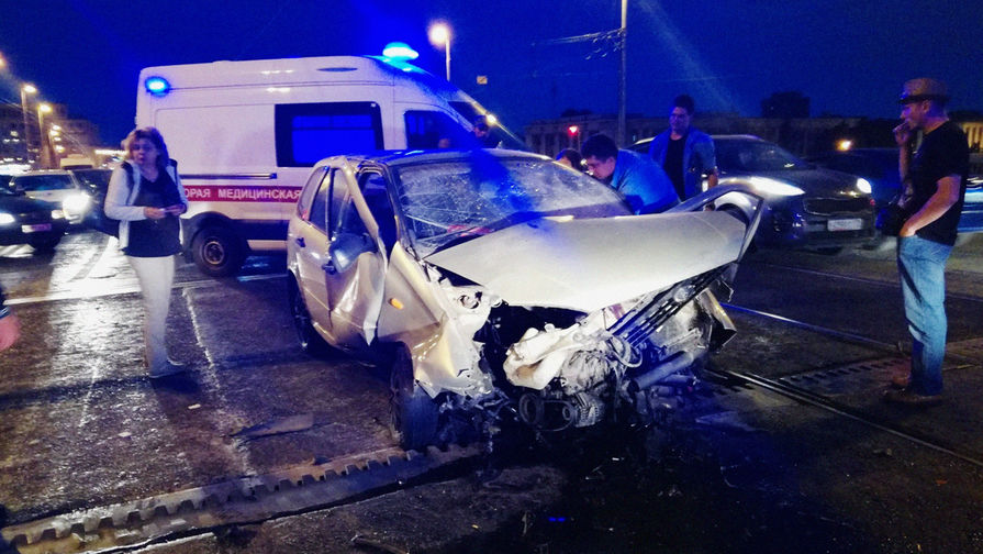 Последствия столкновения автомобиля с частично разведенным Володарским мостом в Санкт-Петербурге, 25 августа 2018 года