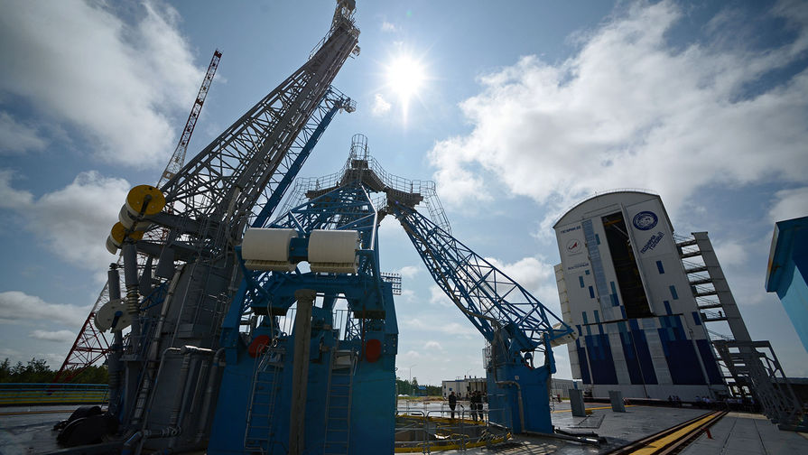 Стартовый комплекс и мобильная башня обслуживания ракетного комплекса на космодроме «Восточный»