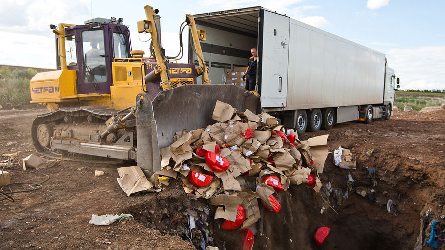 Уничтожение импортного сыра на полигоне у села Подгородняя Покровка в Оренбургской области, 2015 год