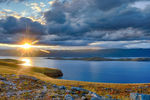 Вид на закат на озере Байкал с острова Ольхон