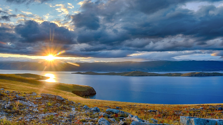 Вид на&nbsp;закат на&nbsp;озере Байкал с&nbsp;острова Ольхон