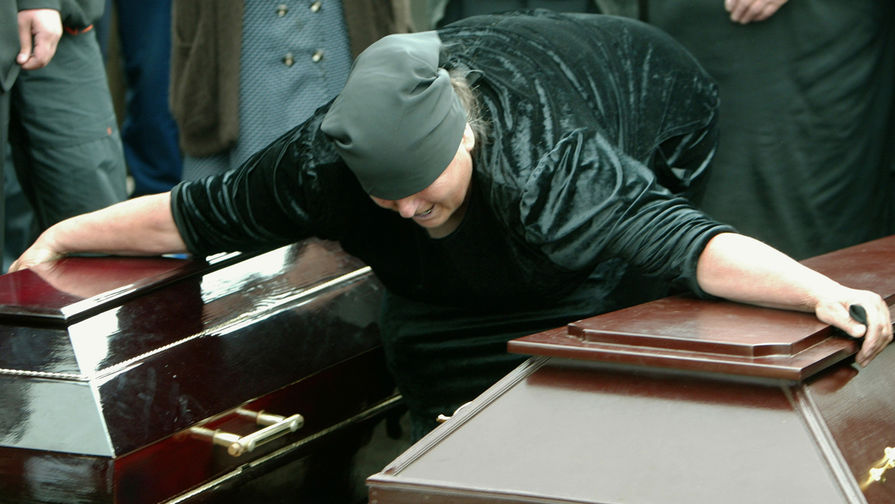 Похороны убитых заложников в&nbsp;Беслане, 7 сентября 2004 года