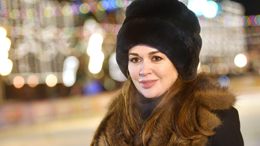 Актриса Анастасия Заворотнюк на открытии катка на Красной площади в Москве, ноябрь 2018 года