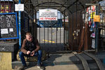 Мужчина у закрытой на карантин автостанции в Киеве, 18 марта 2020 года