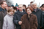 И.о. президента России Владимир Путин беседует с жителями Каневского района во время своего пребывания в Краснодарском крае, 1 февраля 2000 года