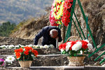 Мужчина около могилы погибшего военнослужащего в Степанакерте, 14 октября 2020 года