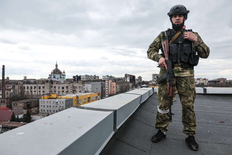 Военнослужащий СОБРа «Ахмат» на крыше здания в Мариуполе