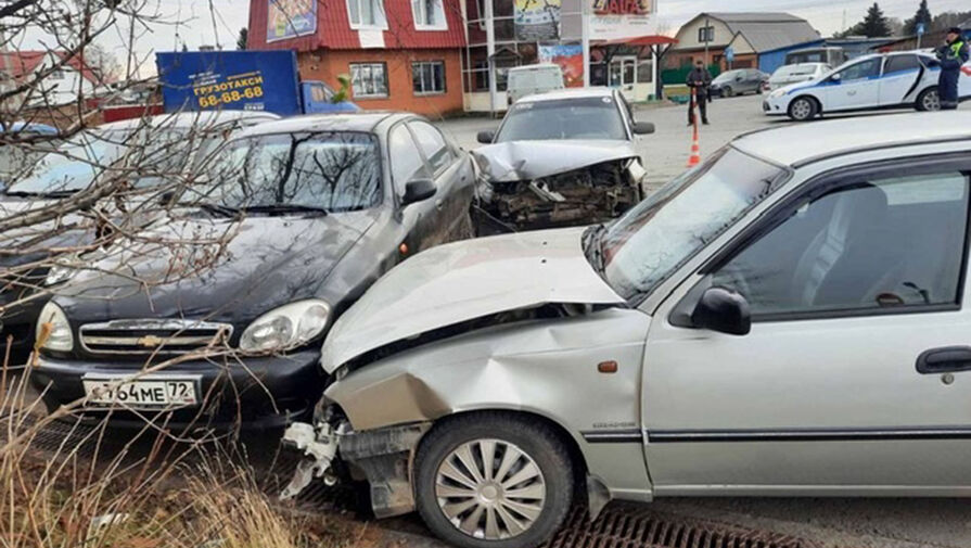В Тюменской области водитель устроил массовое ДТП на парковке