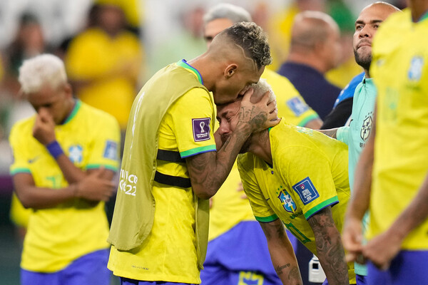 Игрок сборной Бразилии Рафинья успокаивает Неймара после поражения в&nbsp;матче против сборной Хорватии на&nbsp;Чемпионате мира-2022 в&nbsp;Катаре
