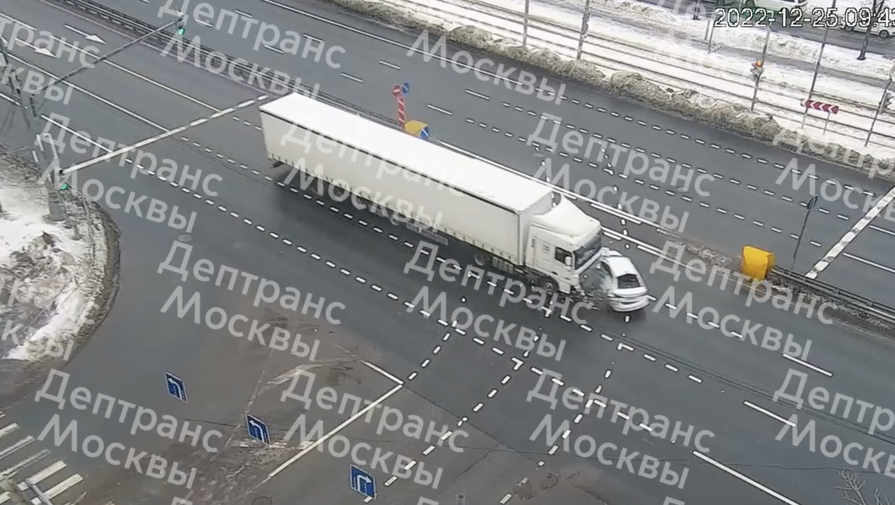 В Москве фура протаранила легковушку, выехавшую на перекресток на красный
