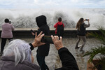 Люди на набережной в Сочи во время шторма, 27 ноября 2023 года