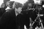 Актер и режиссер Леонид Быков на съемках своего фильма «Аты-баты, шли солдаты», 1978 год