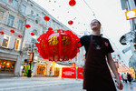 Подготовка к празднованию Нового года по китайскому календарю в Камергерском переулке в Москве