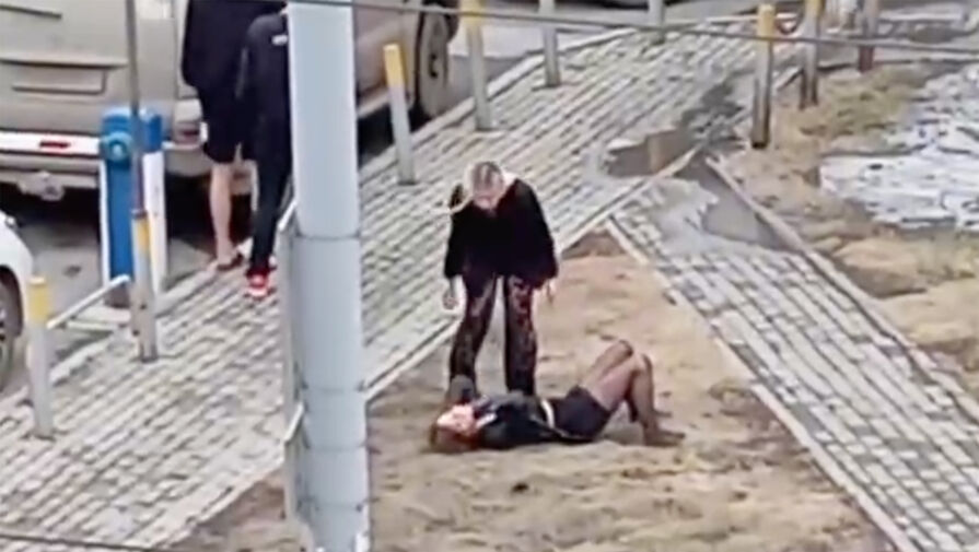 Две екатеринбурженки устроили уличную драку и попали на видео