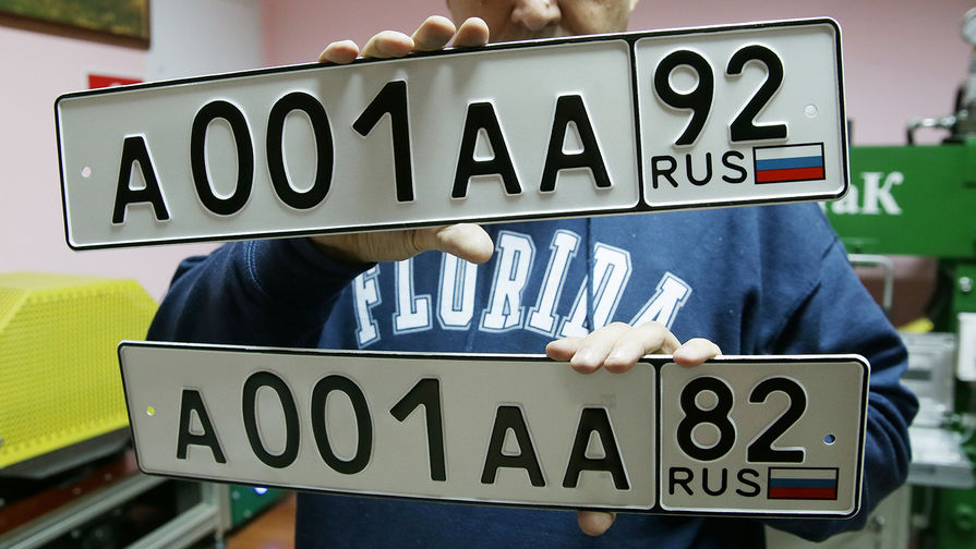 Во время изготовления регистрационных автомобильных номеров для Крыма, 2014 год
