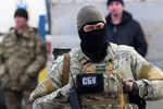 Военнослужащий СБУ во время обмена пленными между Киевом и самопровозглашенной Луганской народной республикой у КПП «Майорск» на линии разграничения, 27 декабря 2017 года