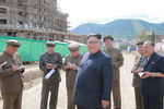 Высший руководитель КНДР Ким Чен Ын во время посещения города Самджиён, фотография опубликована агентством ЦТАК в августе 2018 года
