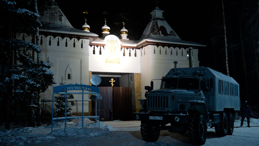 Автомобиль правоохранительных органов на&nbsp;территории Среднеуральского женского монастыря в&nbsp;Свердловской области, 29 декабря 2020 года