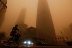 Во время песчаной бури в Пекине, Китай, 15 марта 2021 года