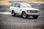 При&nbsp;разработке <b>Land Cruiser 60</b>, который увидел свет в&nbsp;1980 году, инженеры постарались максимально дистанцироваться от грубой «военщины», присущей предыдущим поколениям внедорожника. Была даже идея отказаться от жестких мостов, и оснастить внедорожник независимой пружинной подвеской. Такие варианты тестировались на&nbsp;прототипах. Однако это не в&nbsp;лучшую строну сказывалось на&nbsp;внедорожных качествах машина, поэтому на&nbsp;товарных автомобилях мосты и рессоры все же остались. «Шестидесятая» серия стала первым Land Cruiser, который предлагался в&nbsp;пяти и семиместном исполнении. 