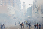 Полиция применяет слезоточивый газ для разгона протестующих в Коломбо, Шри-Ланка, 9 июля 2022 года