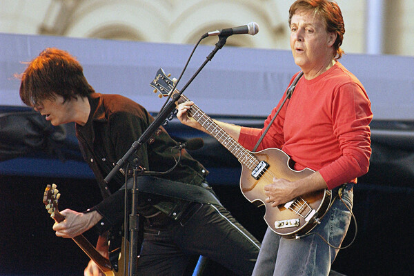 Пол Маккартни во время выступления на&nbsp;Красной площади, 24&nbsp;мая 2003&nbsp;года