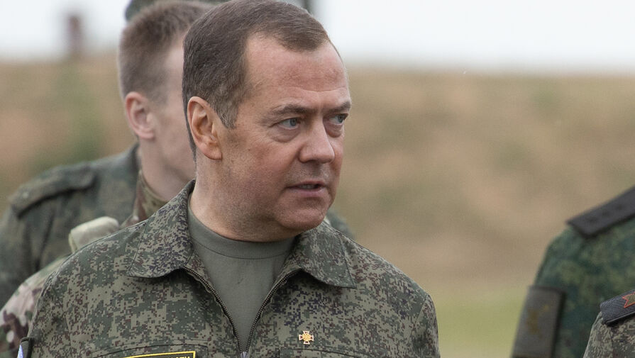 Медведев призвал ответить на контрнаступление Киева
