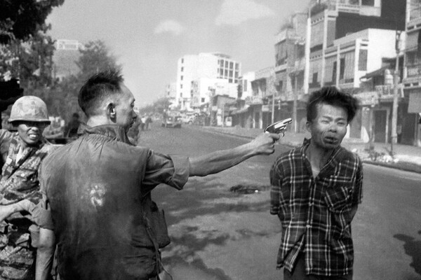 Эдди Адамс. &laquo;Казнь в&nbsp;Сайгоне&raquo;. 1968&nbsp;год
<br><br>Военный расстреливает мужчину во время беспорядков на&nbsp;улицах Сайгона