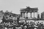 Советские солдаты на митинге у Бранденбургских ворот после взятия Берлина, 2 мая 1945 года