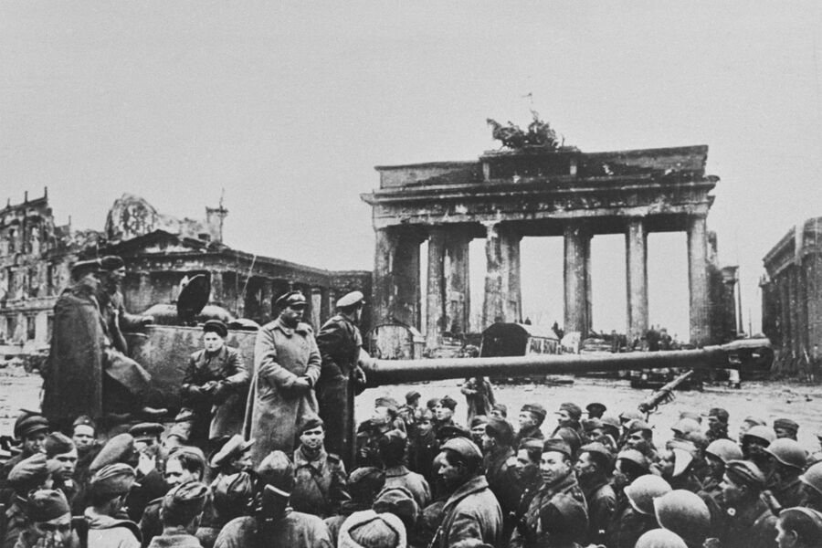 Советские солдаты на&nbsp;митинге у&nbsp;Бранденбургских ворот после взятия Берлина, 2&nbsp;мая 1945&nbsp;года