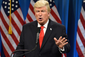 Алек Болдуин в роли Дональда Трампа в выпуске программы Saturday Night Live, январь 2017 года